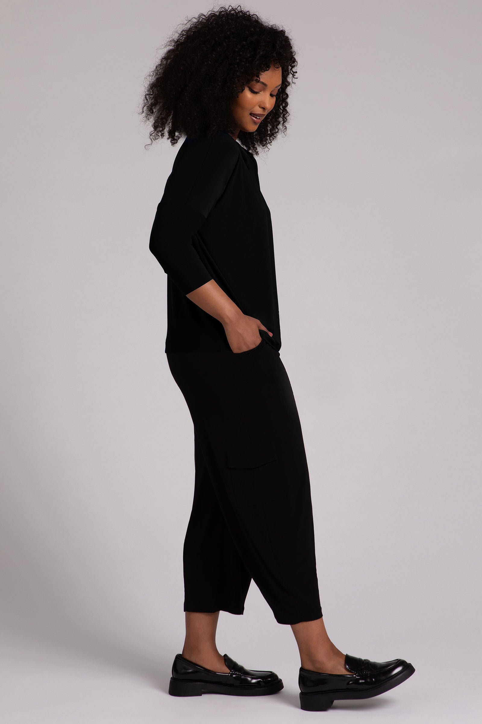 Black slouchy sweatshirt hotsell